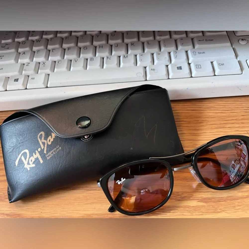Ray-Ban Unisex Sunglasses with Case. - Picture 1 of 10
